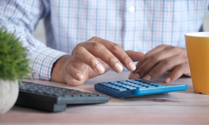 年会費や利用額を計算するイメージ