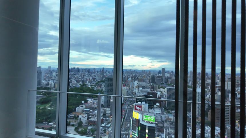 あべのハルカス館内のガラス越しに見える大阪の街