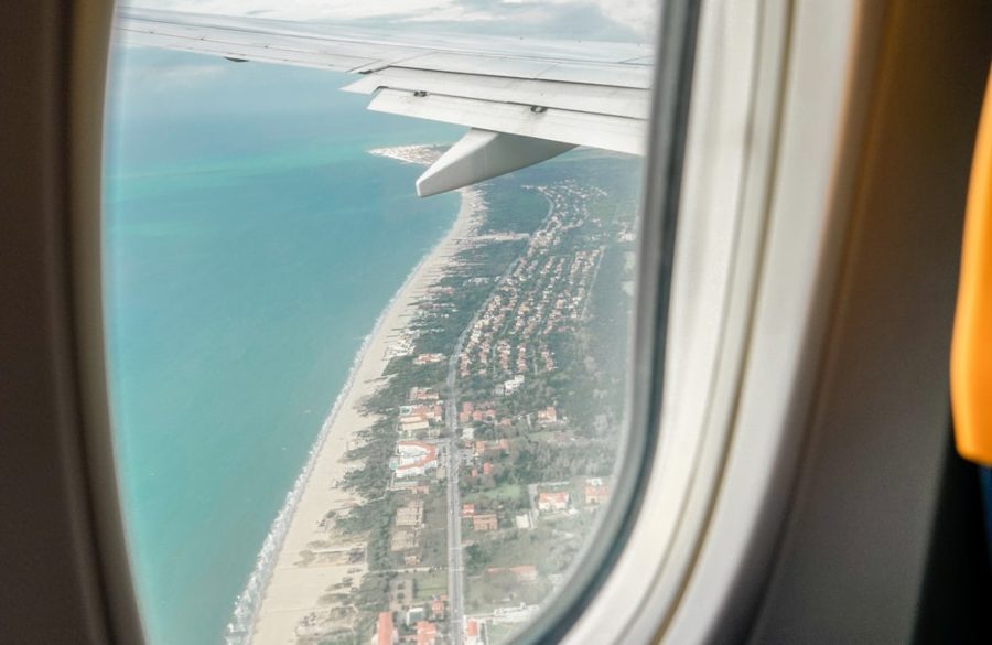 飛行機の窓からの景色